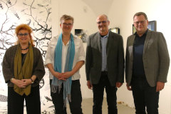 Ausstellungseröffnung im Kulturmodell Passau, 2026, hier mit Rainer Metzger zwischen den BürgermeisterInnen von Passau und Frauenau &copy; Gine Selle 2026