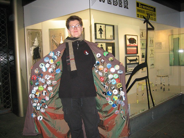 Ausstellung in einem leeren Ladenlokal in Dortmund mit Kunstperformance Der Buttonmantel 2004(C) Gine Selle