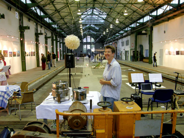 Gine Selle bei der Suppenperformance zur Eröffnung der Ausstellung Glück und Zeit im Depot in Dortmund 2009 (C) Gine Selle 2009