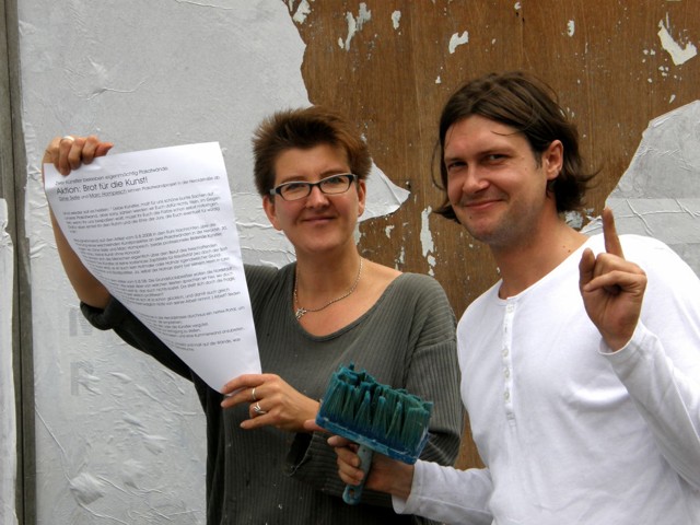 Gine Selle und Marc Hompesch besetzen unter dem Motto Brot für die Kunst eine Plakatwand in der Heroldstraße in Dortmund 2008 (C) Gine Selle 2008