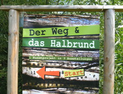 "Der Weg und das Halbrund III - Kunstinstallation am Weg entlang der Flanitz" - Frauenau  (C) Gine Selle 2016